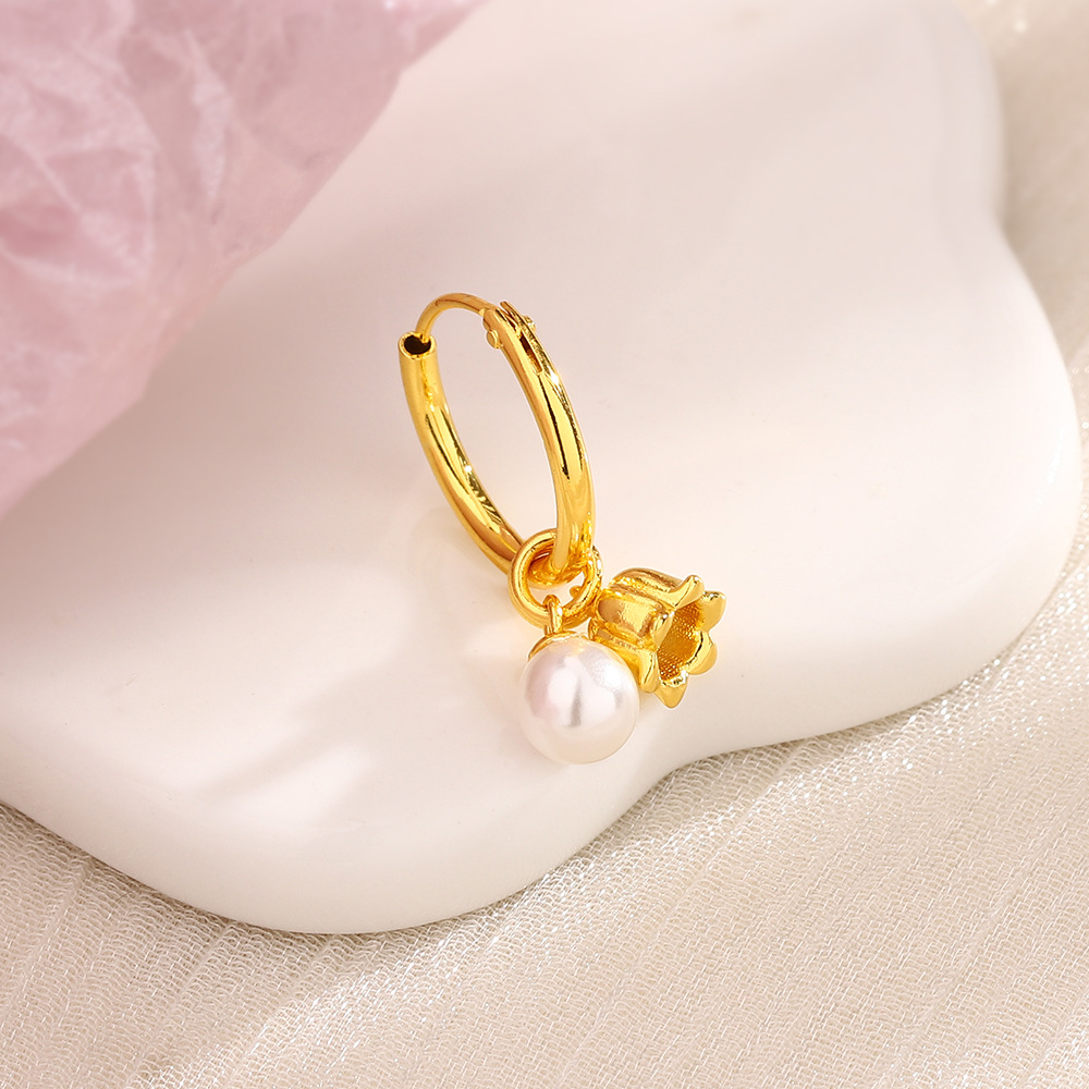 2:One gold-colored lily-of-the-valley pearl ear buckle