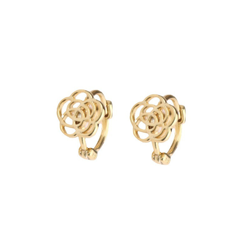 2:A pair of gold camellia earrings