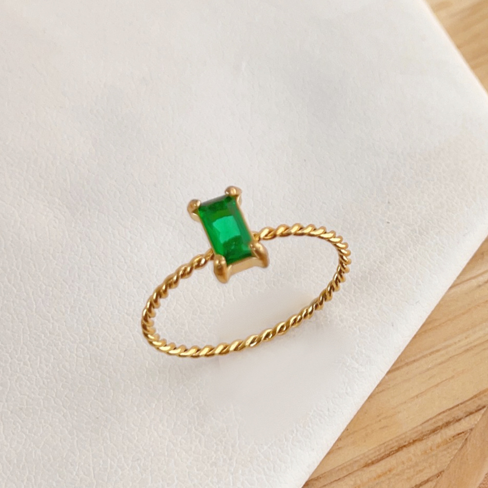 1:B292 green zircon fine twist ring gold