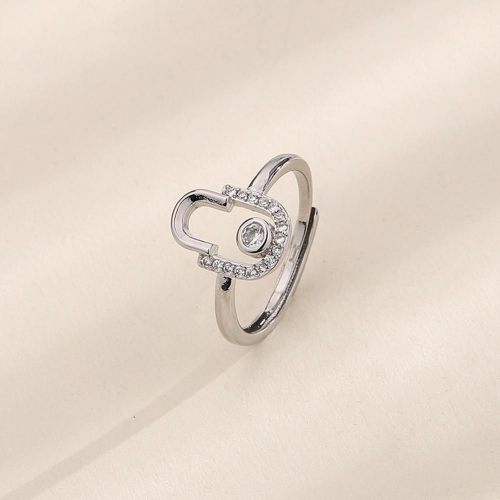 1:White gold U-shaped flash diamond ring