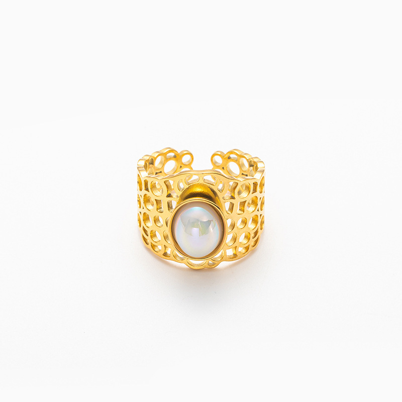 1:White pearl gold ring