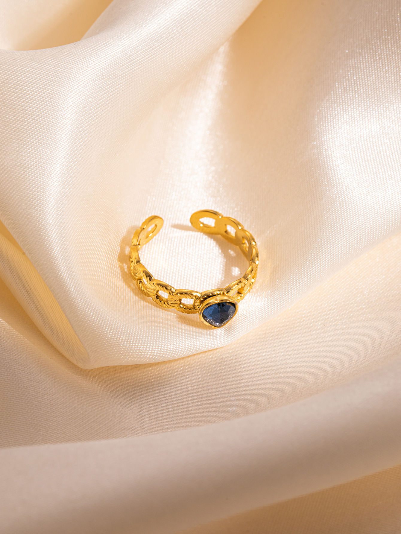 3:Hollow love blue diamond ring