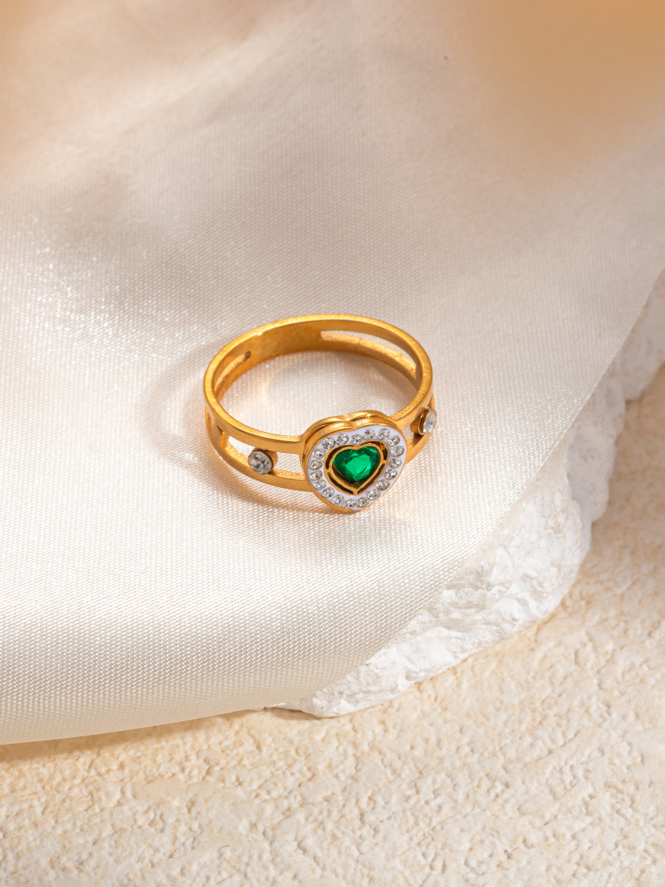 4:Green gem love diamond ring