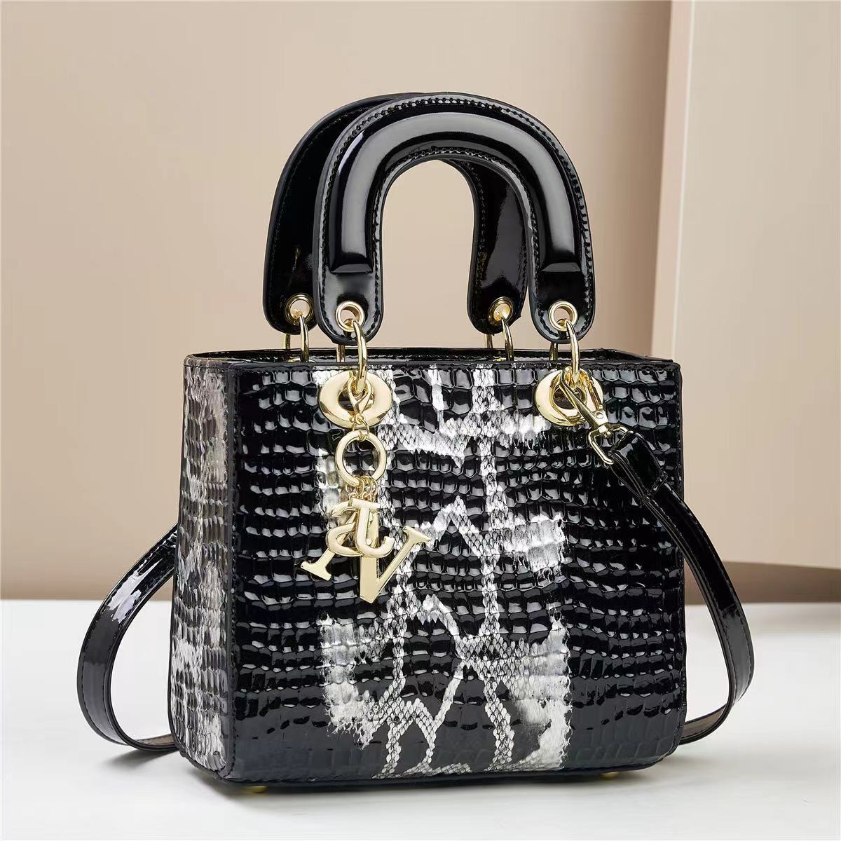 Snakeskin grain black