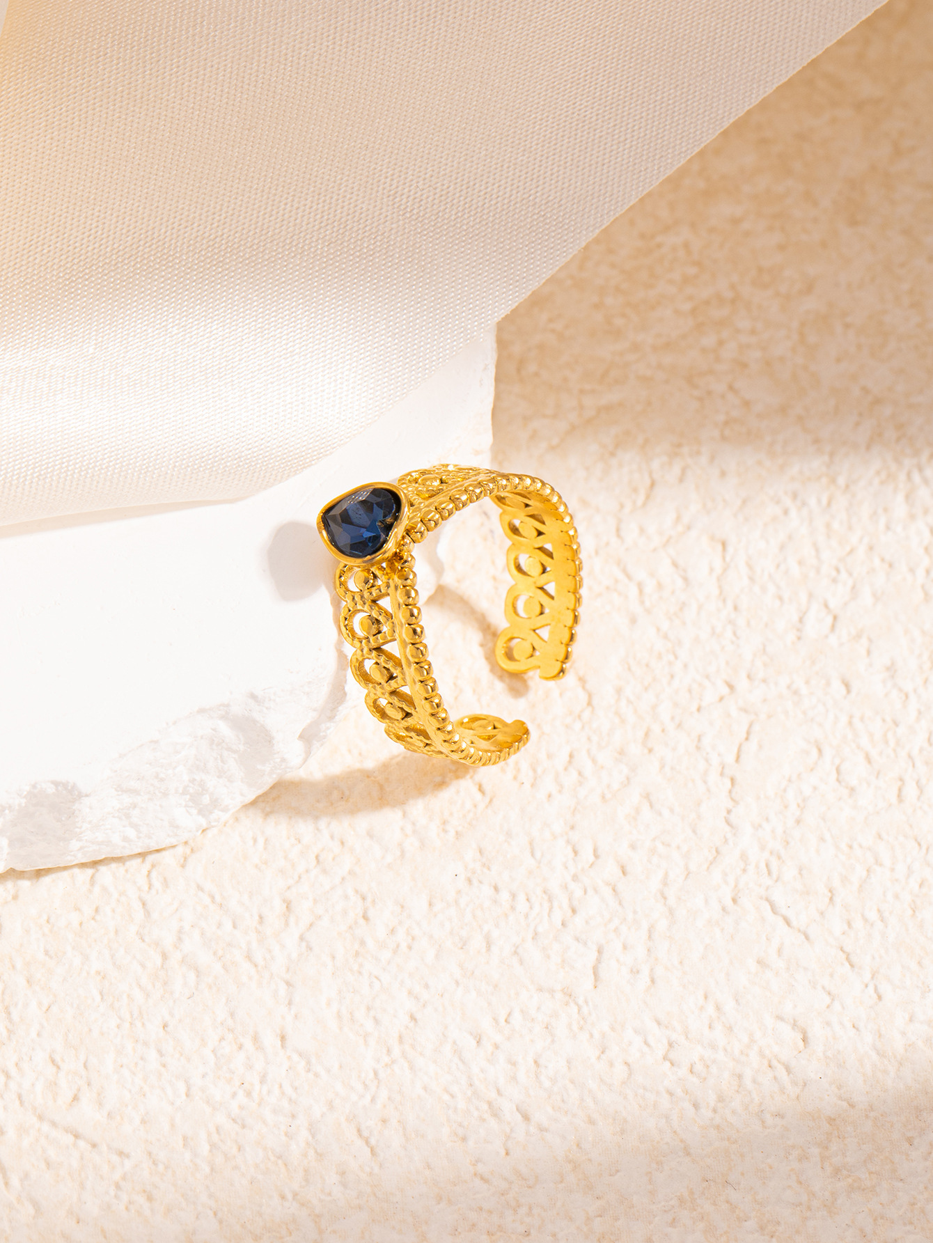 2:Patterned blue diamond ring