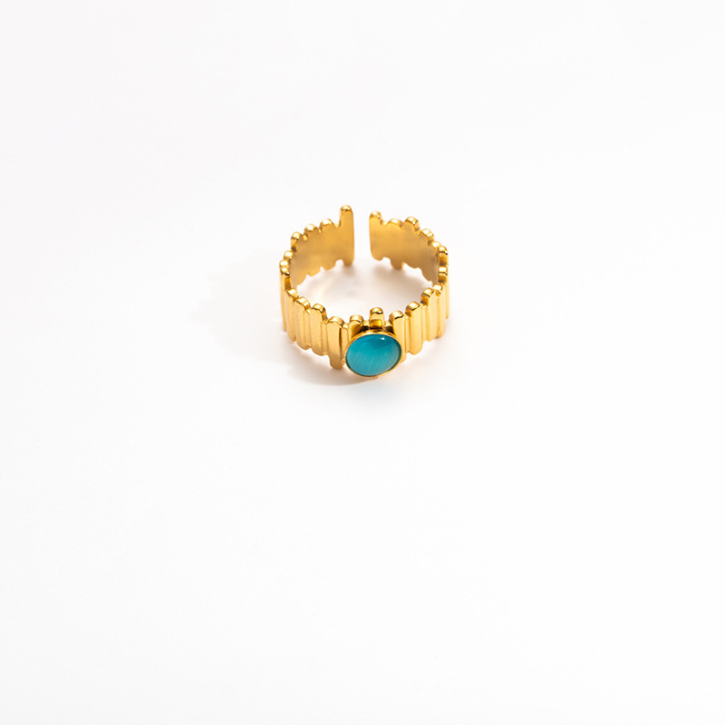 4:Peacock sapphire gold ring