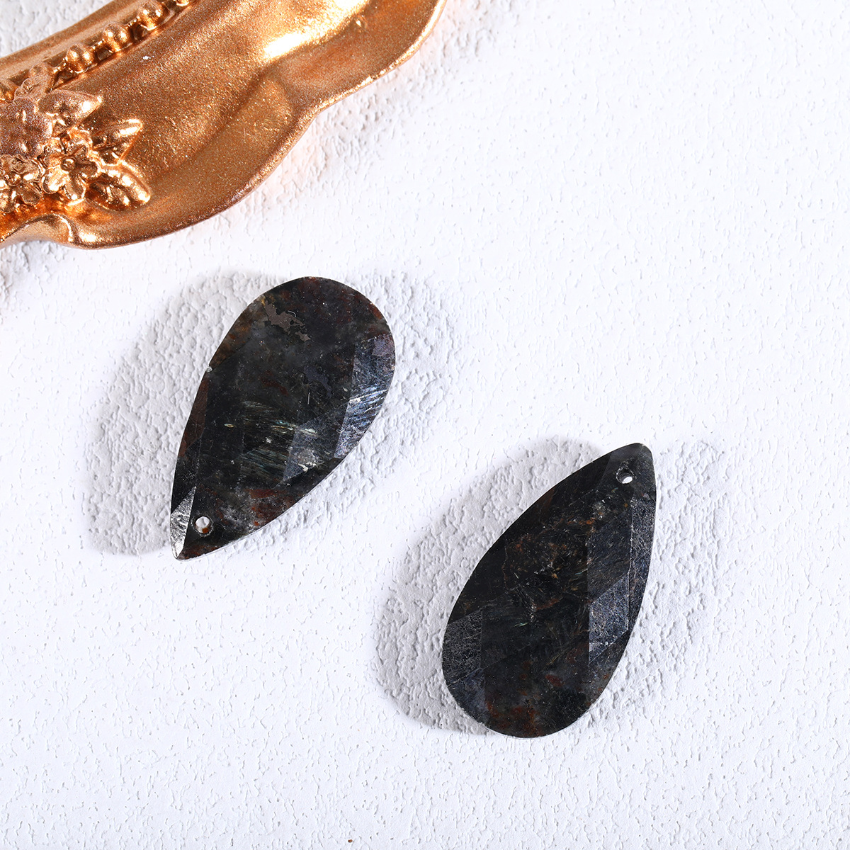 17:Black labradorite (single)