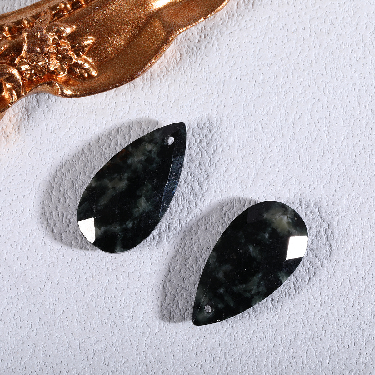 18:Green dot stone (single)