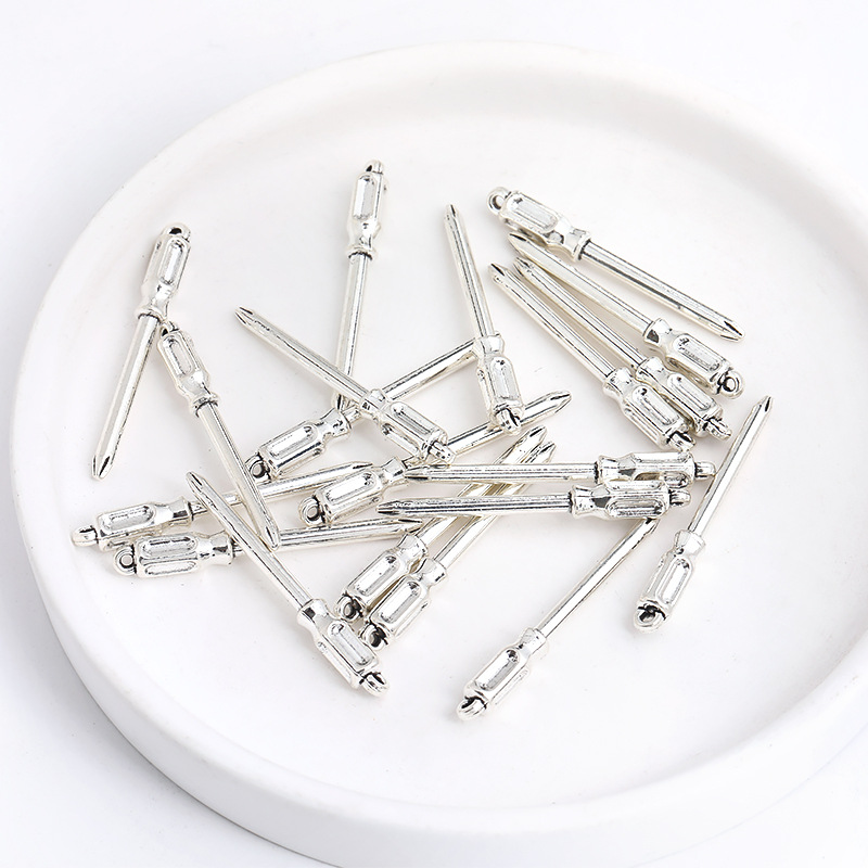 2:Screwdriver 33x4x4mm