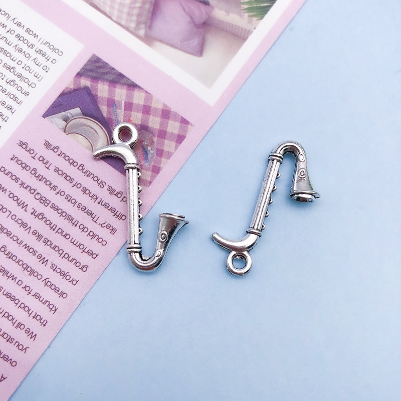 17:1 antique silver musical instrument saxophone 16x26mm-15562/1.4g