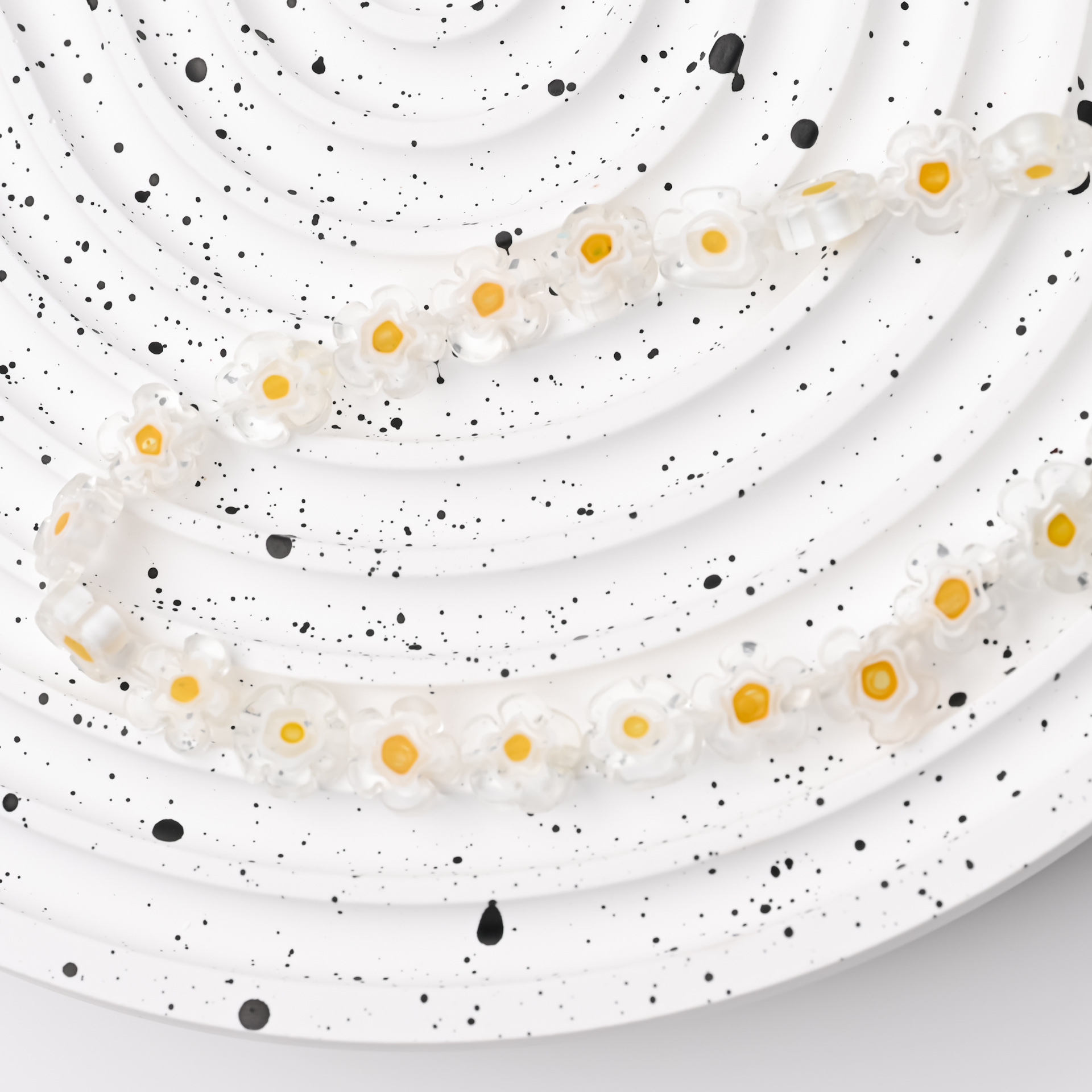 15:Transparent white and yellow core