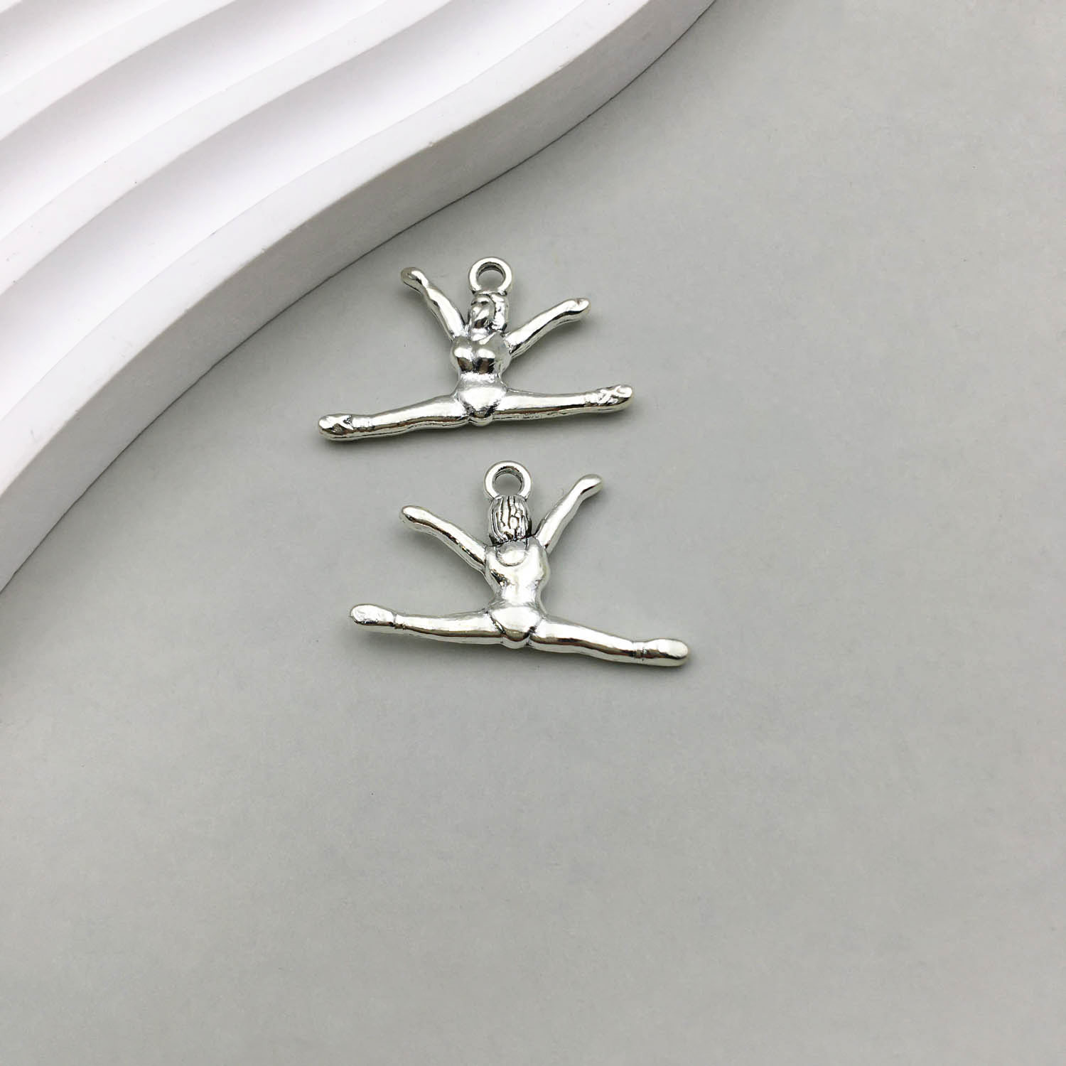 3:1 antique silver cheerleading gymnastics team sports girl 15*27mm-1.8g-9830