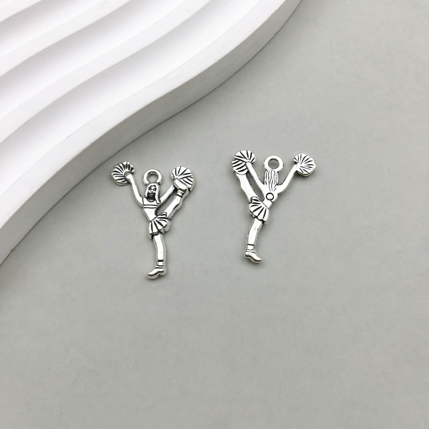 7:1 antique silver cheerleading gymnastics girl 17*26mm-1.1g-9881