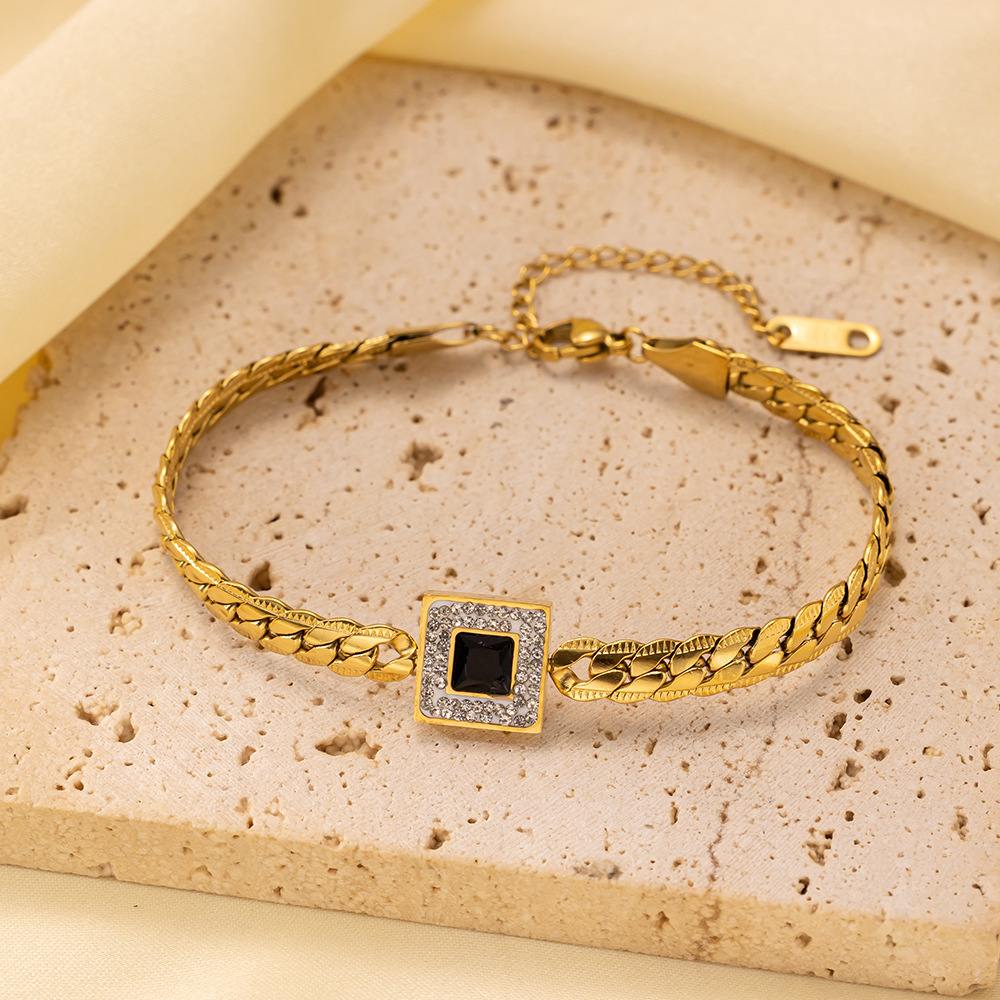 2:TSE2035 square black diamond bracelet gold