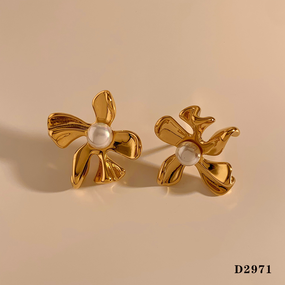 3:Gold earrings d2971