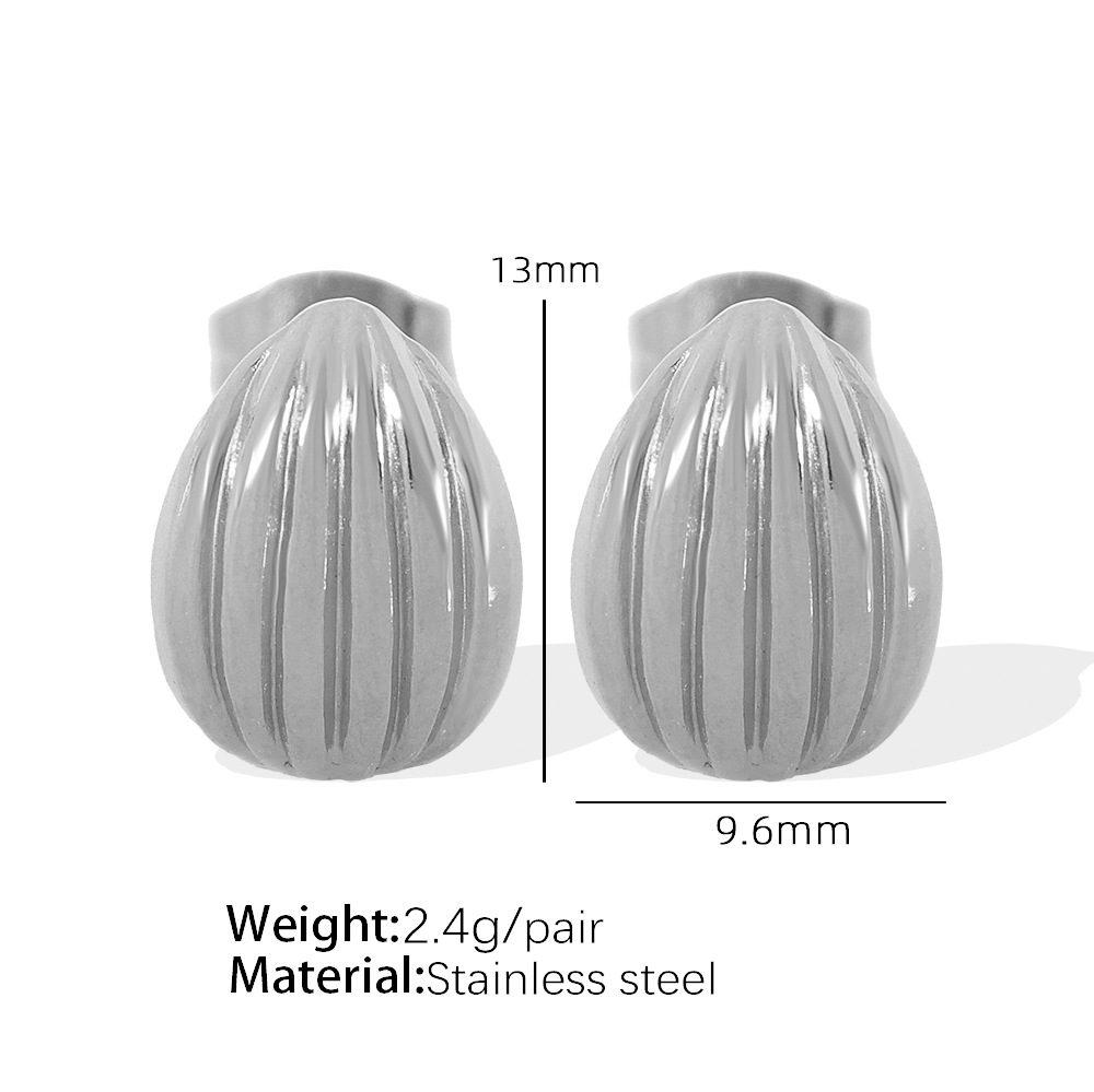 9:EH227 silver stud earrings