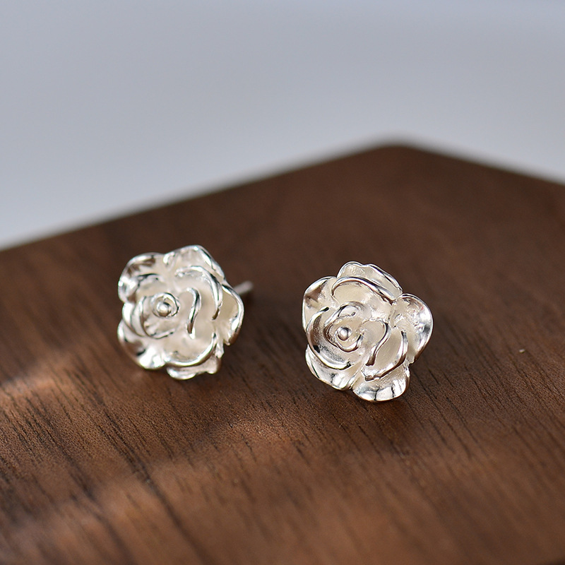 2:stud earrings