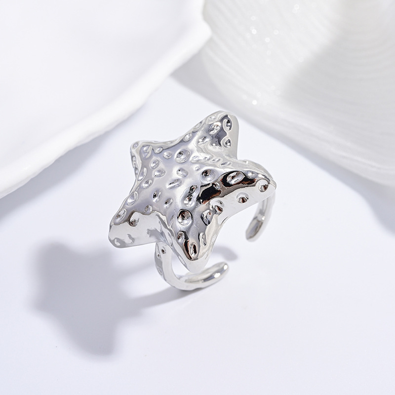 2:Vj713 white gold hammer pattern five-pointed star ring