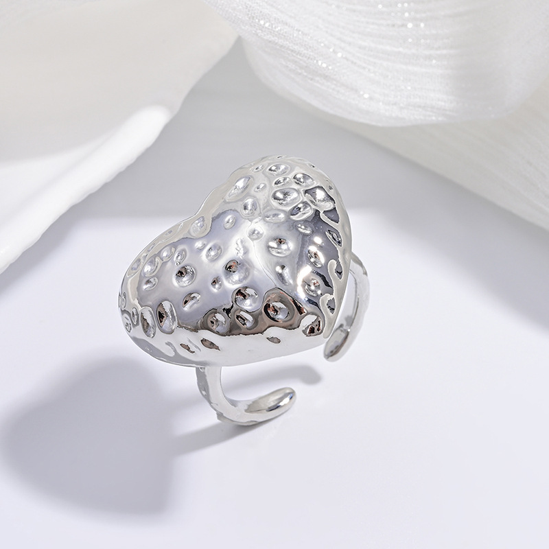 6:Vj715 white gold hammer pattern love ring