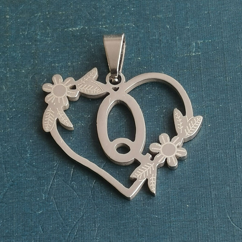 17:Q silver pendant