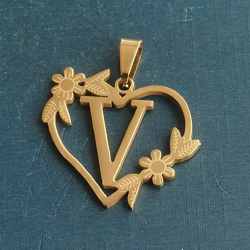 48:V gold pendant