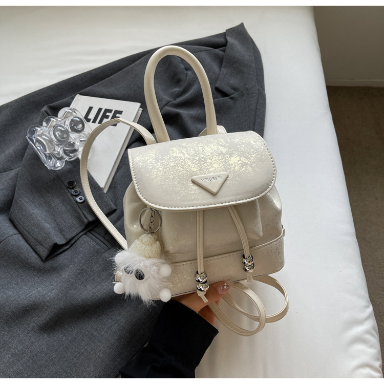 Off-white with pendant