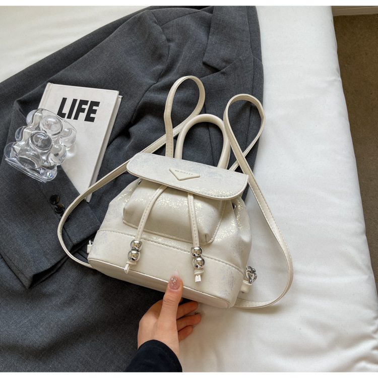 Off-white without pendants