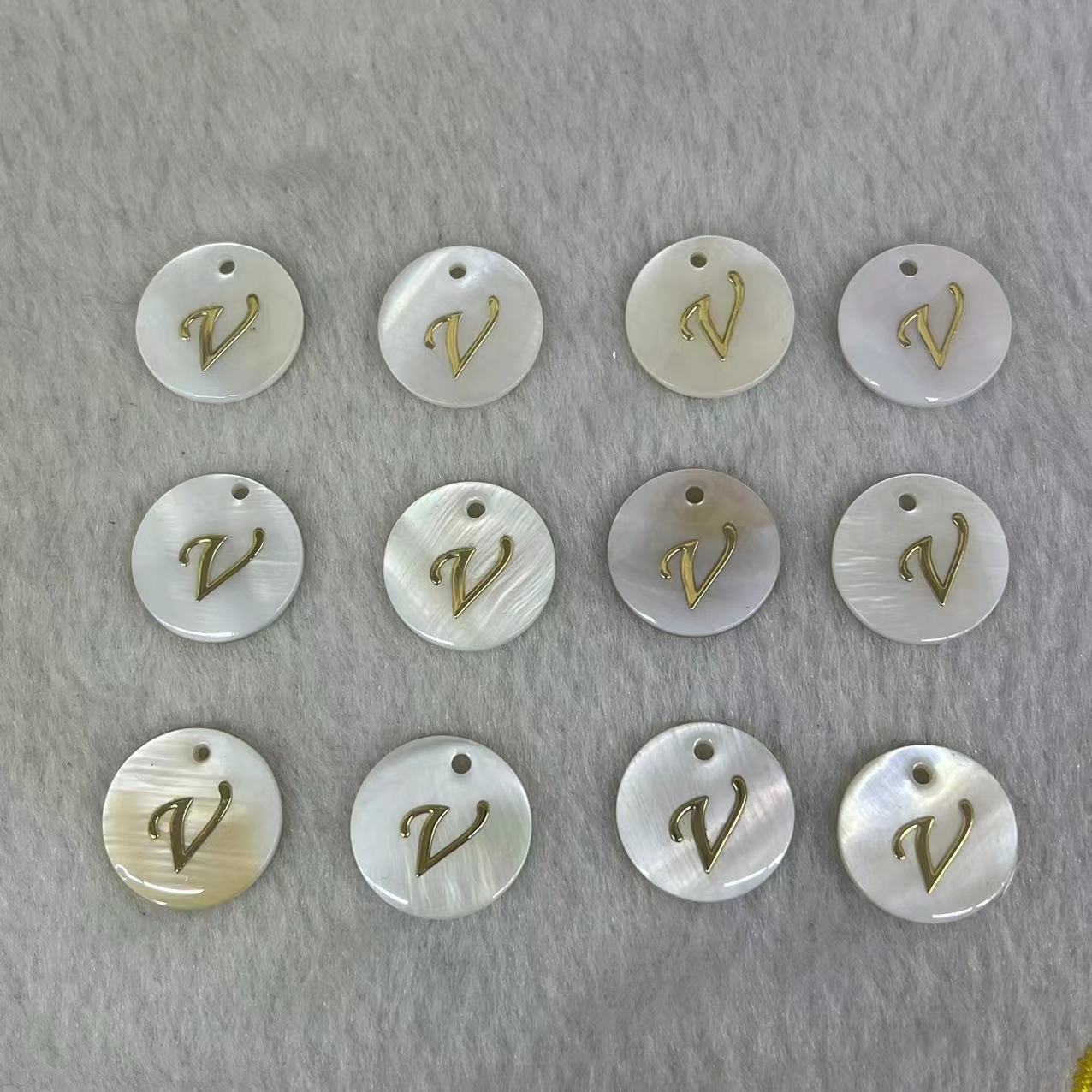 23:Letter V (10 pieces per bag)