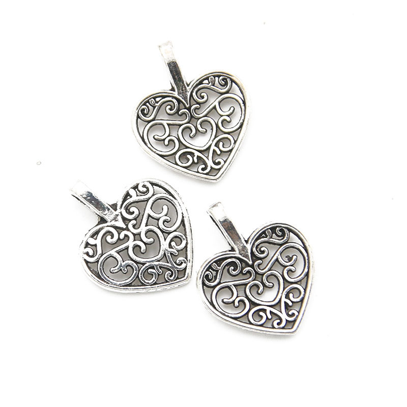 1:قطع أثرية فضية اللون