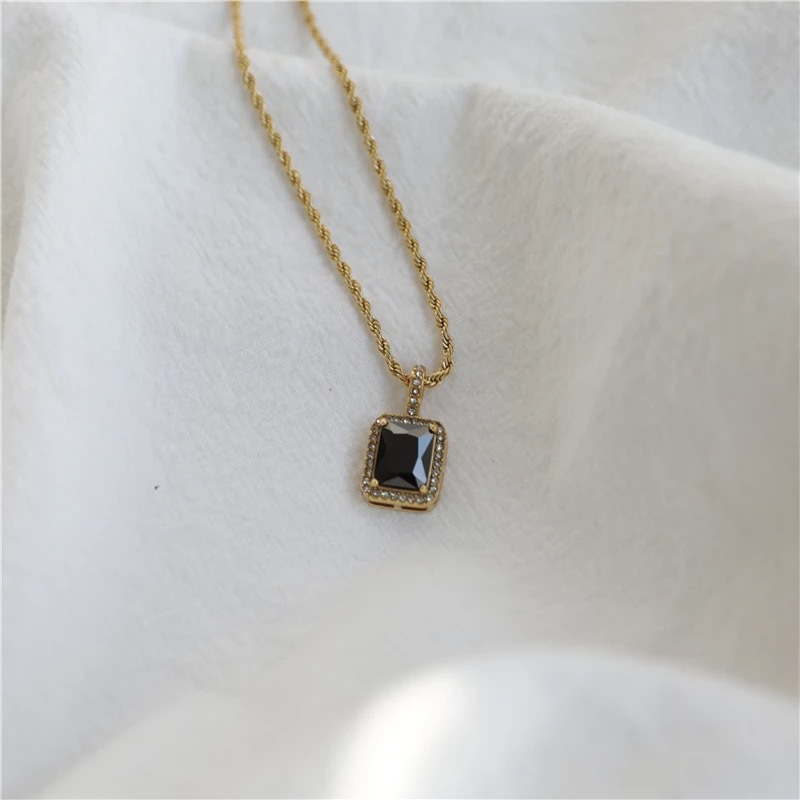 2:Black Gem Necklace