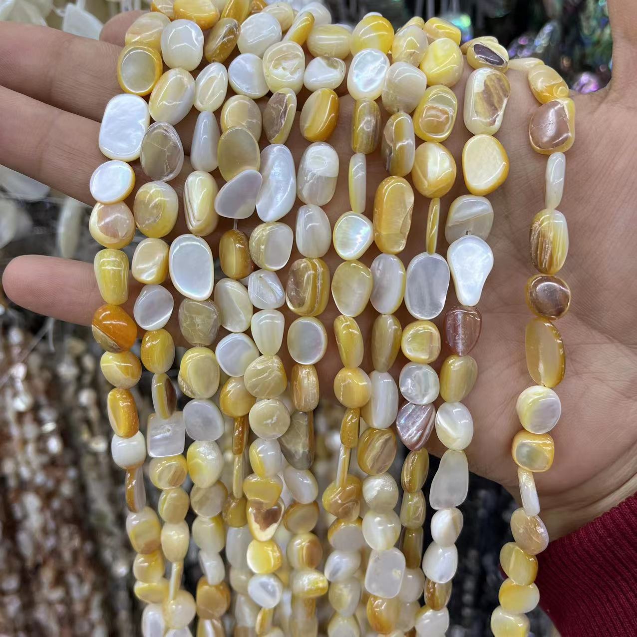 2:Yellow shell 12MM/about 27 pieces