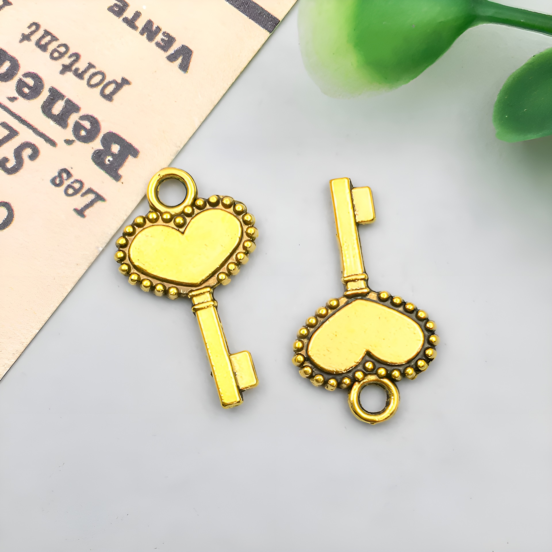 1 ancient gold peach love-shaped key 19x9mm-0.4g-1