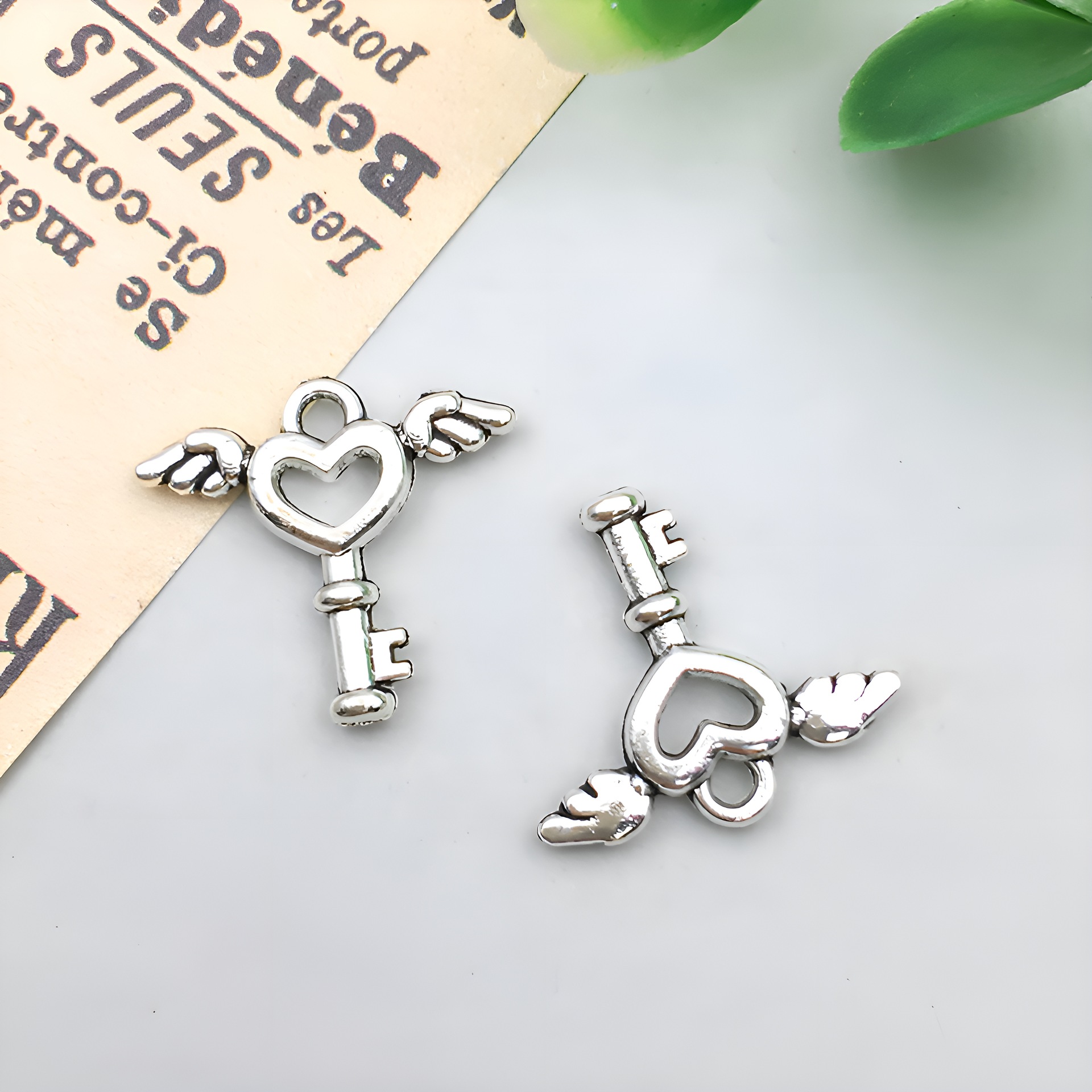 1 ancient silver peach love-shaped wings key 15x15
