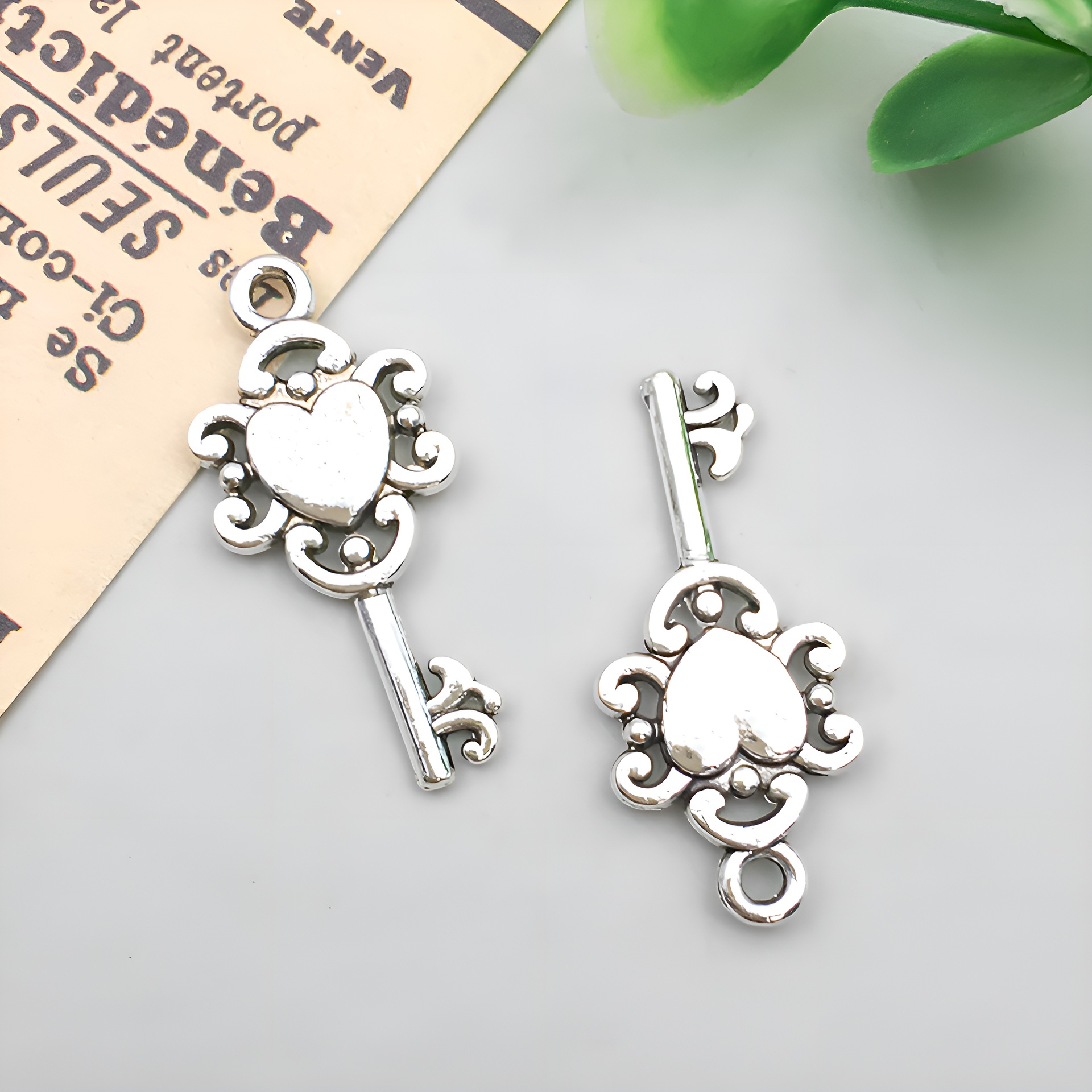 8:1 antique silver peach love-shaped key 12x26mm-1g-4162