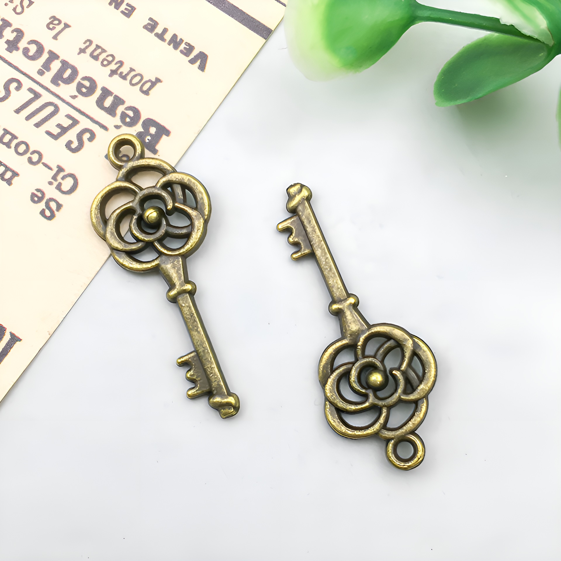 30:1 antique bronze and flower head key 11x27mm-0.7g-854