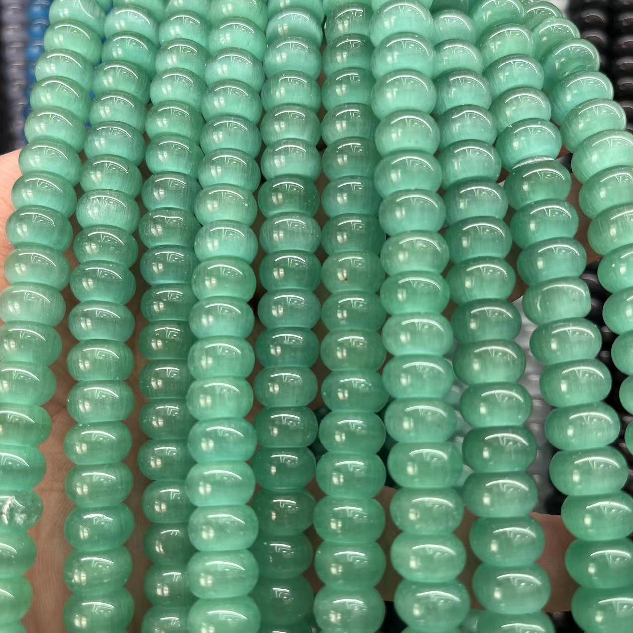 10:Light green cat eye