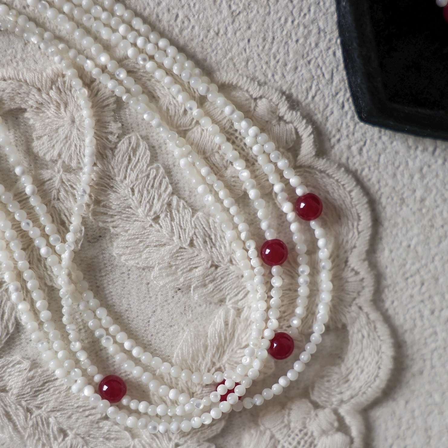 2:Red agate white shellfish