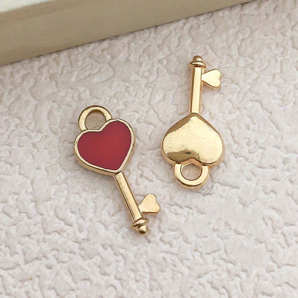 1 red peach heart-shaped key 7x16mm-0.6g-17525