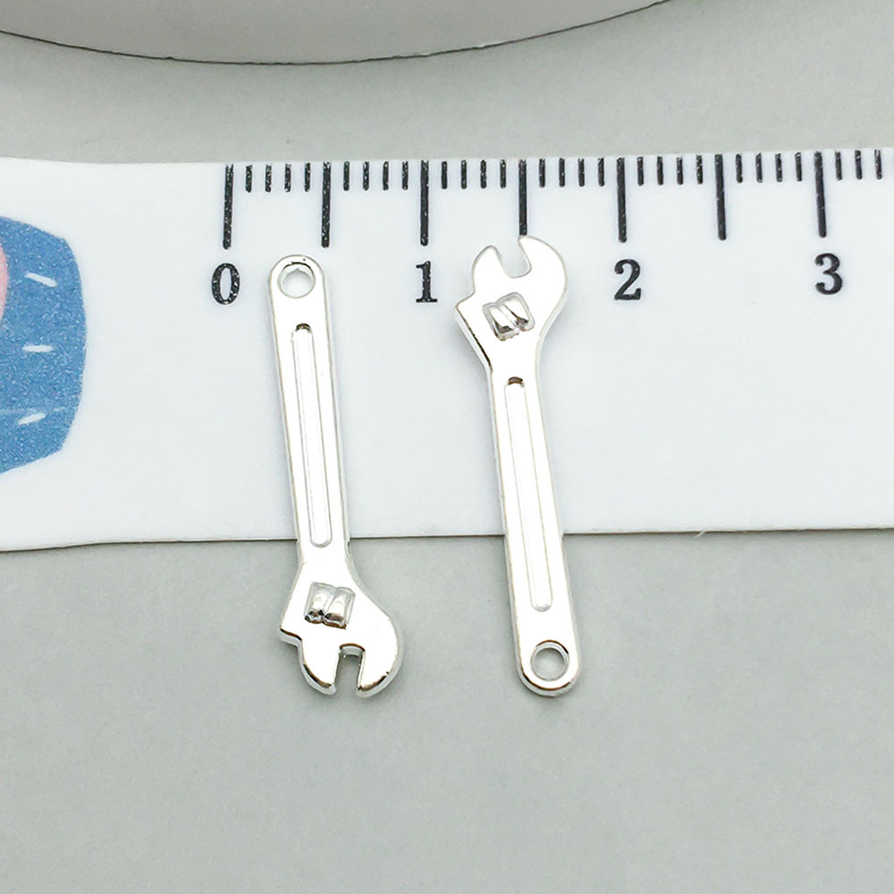1 bright silver wrench 23*6mm-0.5g-20402
