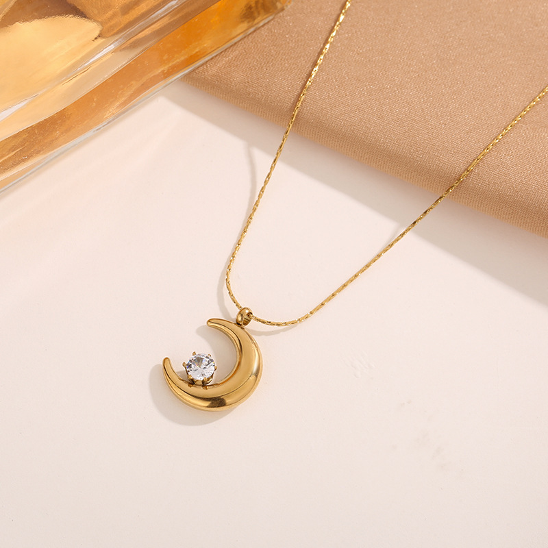 1:X790 Crescent Diamond necklace gold