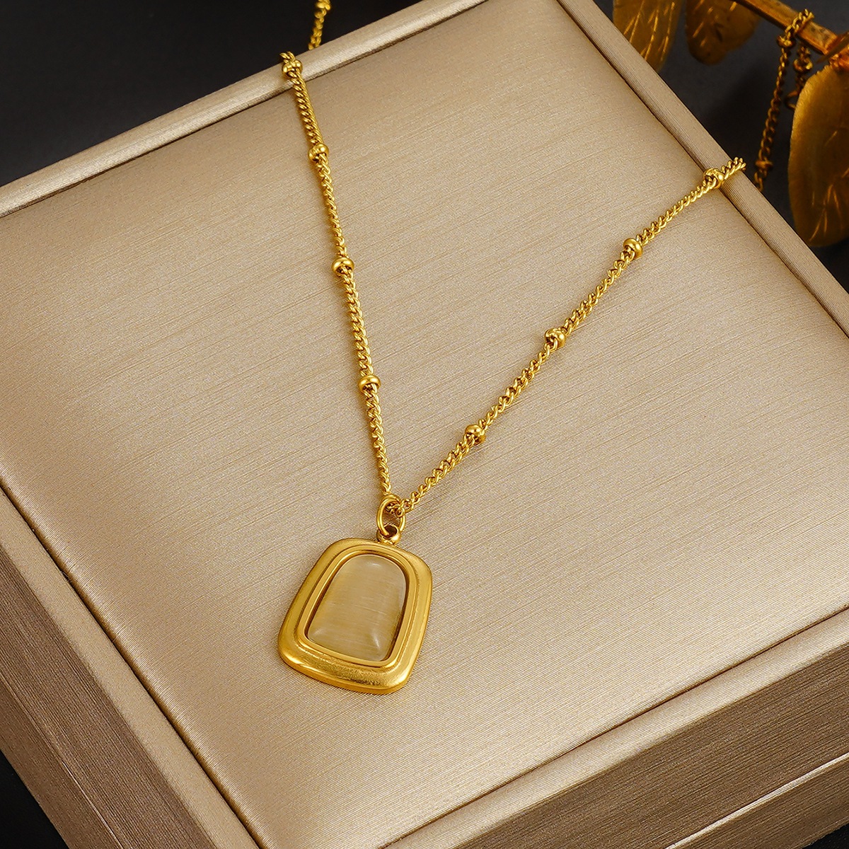 1:X641 White Cat's Eye Necklace Gold