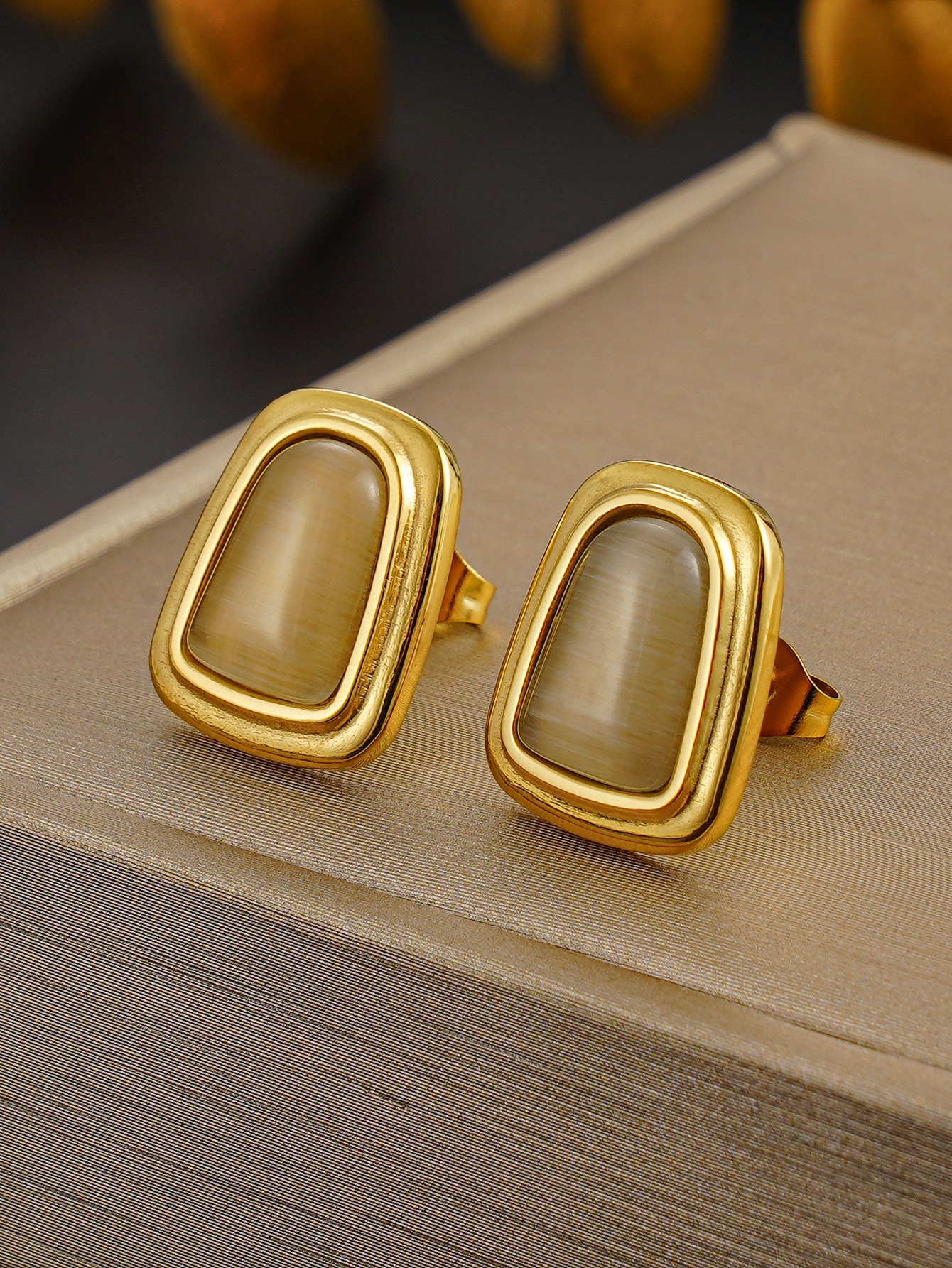 2:E104 white cat eye earrings gold