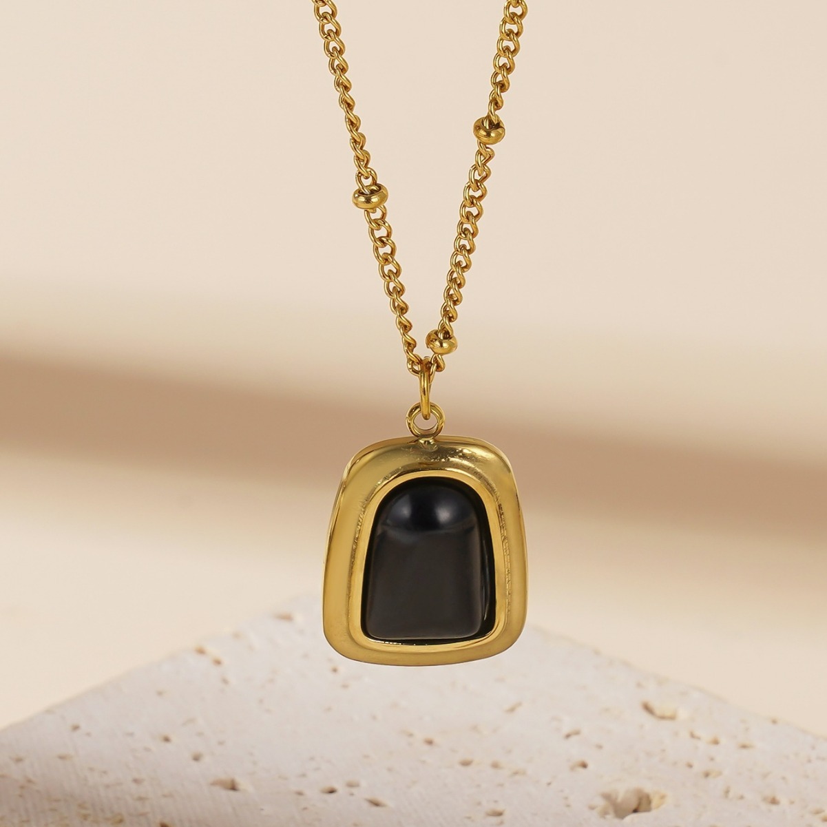 3:X641 black cat eye necklace gold