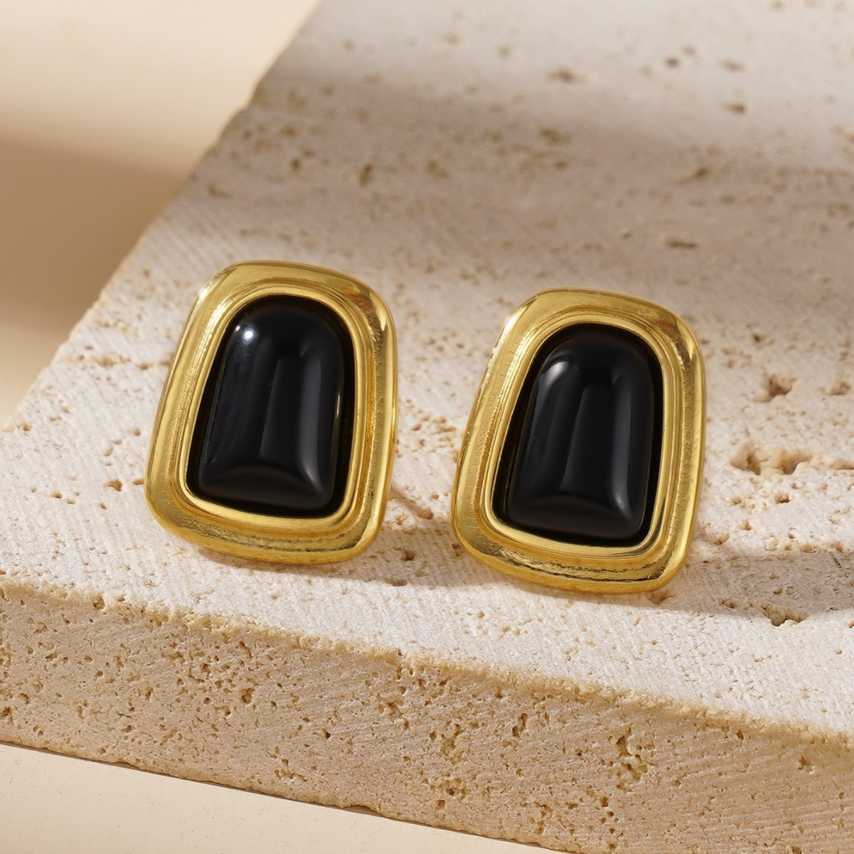 4:E104 black cat eye earrings gold