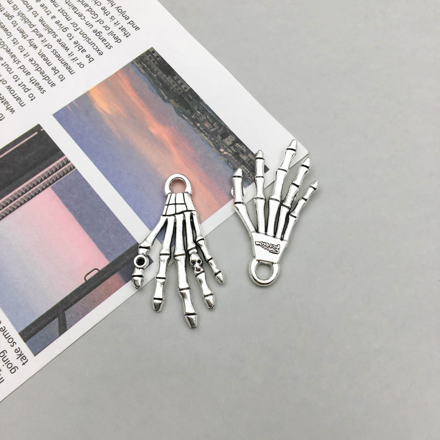 1 Ancient silver skull hand 20*35mm-2.2g-3619