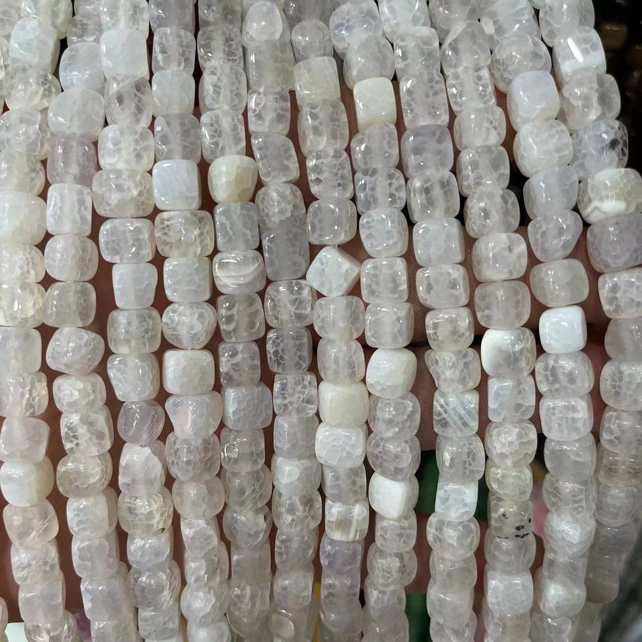 15:White cracked agate