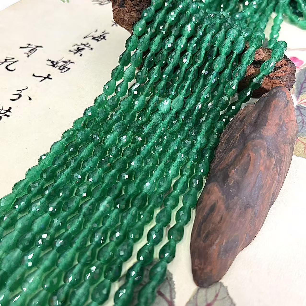 Green gem 4x6mm (about 60 pieces)