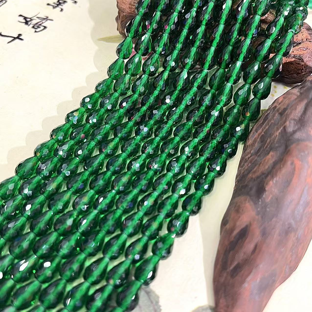 Emerald green 4x6mm (about 60 pieces)