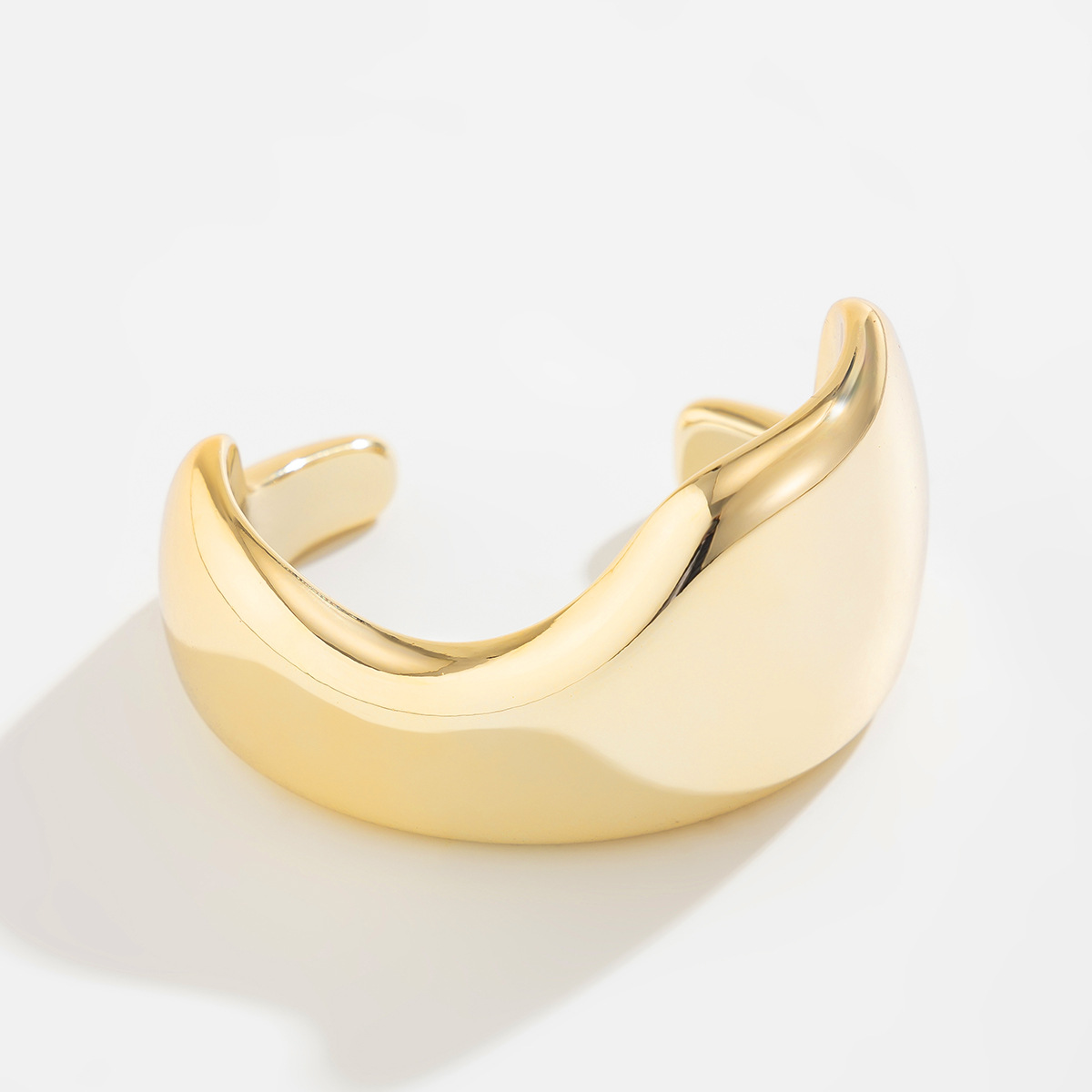 9:05 Gold bracelet 2779