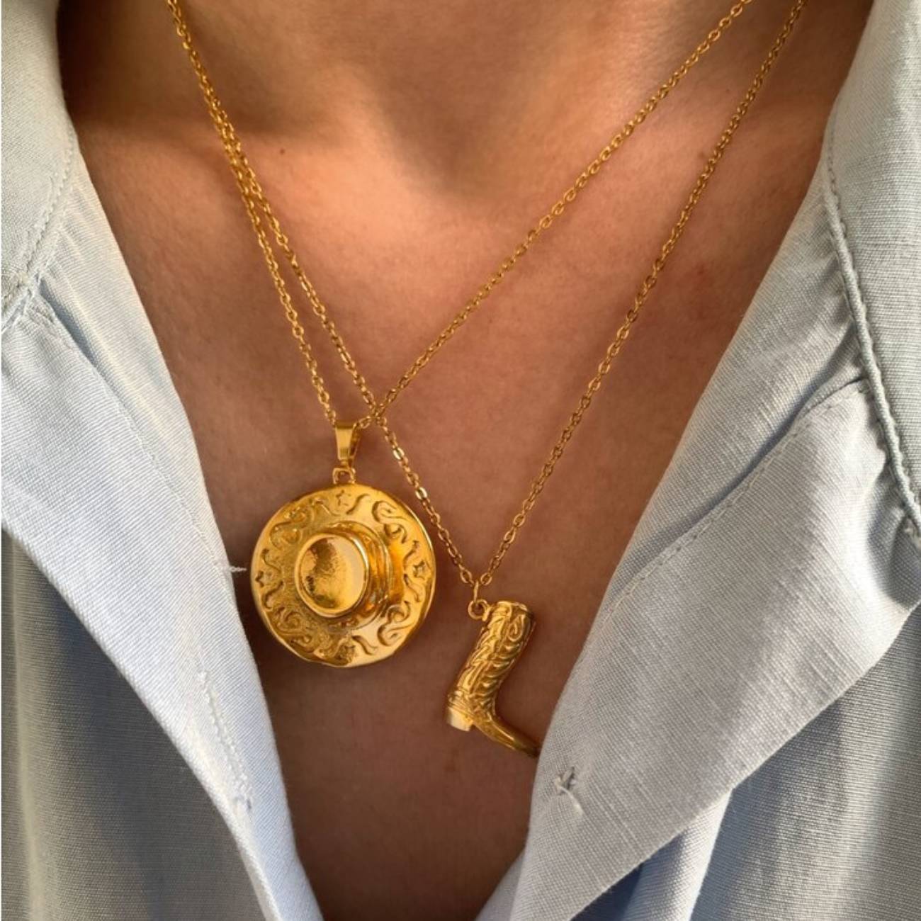 2:GOLD BOOTS NECKLACE